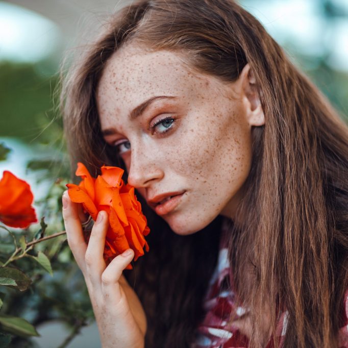 Chica hermosa con flores